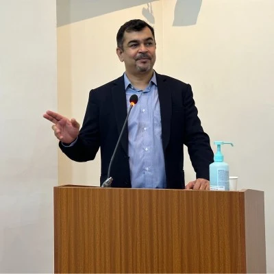 Akber Ahmed Khowaja speaking at a lectern